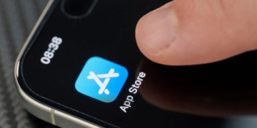 Jack Dorsey’s Messaging App Bitchat Goes Live in the Apple App Store