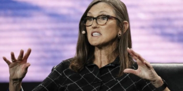 Cathie Wood Sees Bitcoin Price Breakthrough as Gold Link Strengthens